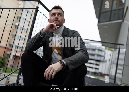 Portrait de rue d'un jeune homme réfléchi et élégant Banque D'Images