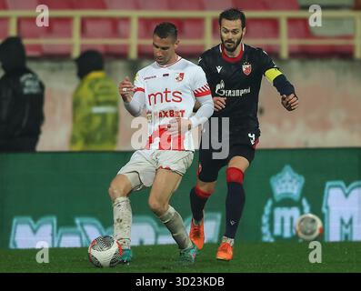 Nis, Serbie. 26 octobre 2025. Radomir Milosavljevic (l) Radnicki Nis en action contre Mirko Ivanic Crvena Zvezda lors de la Superligue serbe Banque D'Images