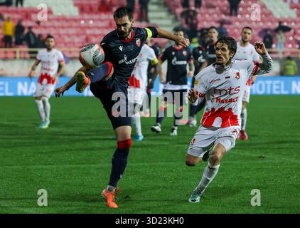 Nis, Serbie. 26 octobre 2025. Mirko Ivanic de Crvena Zvezda lors d'un match de football serbe entre Crvena Zvezda (Red Star) et Radnicki Nis Banque D'Images