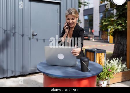 Portrait d'une jeune femme réussie travaillant dans un café derrière un ordinateur portable Banque D'Images