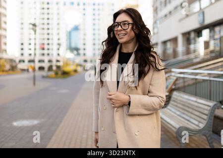 Portrait d'une femme moderne d'affaires réussie dans la ville Banque D'Images