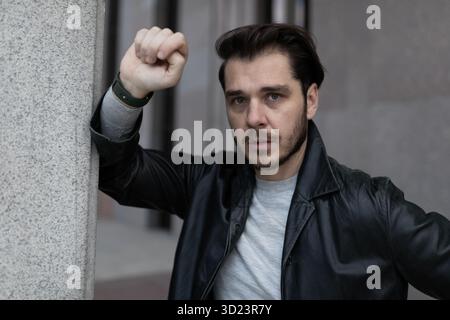 Portrait d'un homme d'âge moyen atteint de TSPT Banque D'Images