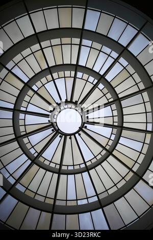 Lucarne géométrique avec motifs circulaires et lumière douce éclairant à travers. Munich, Allemagne Banque D'Images