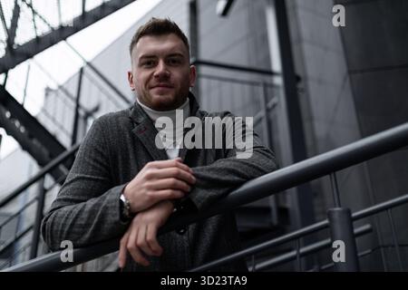 Portrait d'un homme fort et brutal sur une volée d'escaliers Banque D'Images
