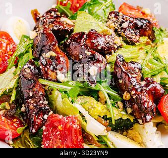 Salade colorée avec légumes verts, tomates cerises et garniture de viande glacée Banque D'Images