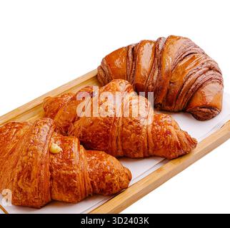 Croissants fraîchement cuits sur un plateau en bois dans un cadre de boulangerie confortable Banque D'Images