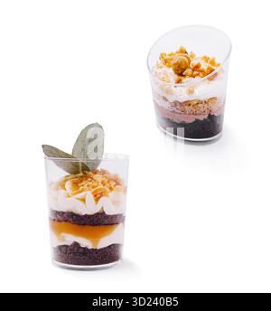 Délicieuses tasses à dessert présentant des couches de douceur et de texture Banque D'Images