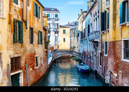 Belle vue sur les façades colorées de vieilles maisons, canaux et ponts à Venise, Italie. Canal de Venise avec bateau amarré, Italie. Banque D'Images