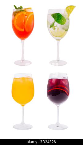 Variété colorée de cocktails rafraîchissants servis dans des verres élégants Banque D'Images