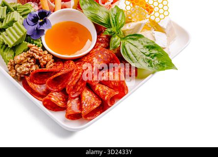 Assiette colorée de charcuteries assorties et d'en-cas gastronomiques servis frais Banque D'Images