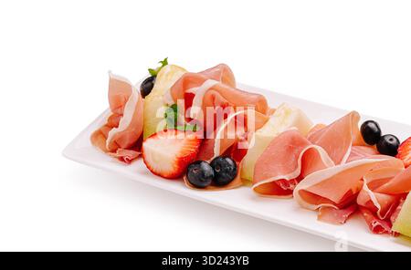Délicieux plateau de charcuterie avec prosciutto aux baies et à la menthe Banque D'Images