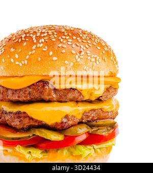 Cet appétissant cheeseburger est composé de deux pâtés de bœuf épais, de fromage fondu, de tomates fraîches, de cornichons et de laitue, le tout niché dans un doux sésame see Banque D'Images