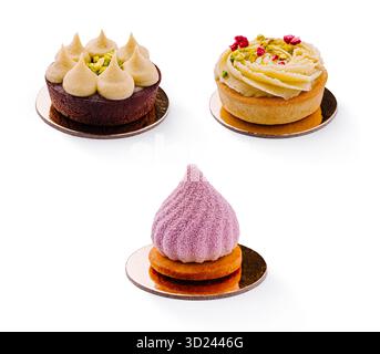 Délicieux assortiment de cupcakes uniques affichés sur un fond blanc Banque D'Images