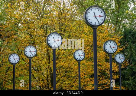 Die Kunstinstallation Zeitfeld im Volksgarten Park in Düsseldorf-Oberbilk, insgesamt 24 Bahnhofsuhren, auf 6 Meter hohen Stahlsäulen, laufen seit 1987 Banque D'Images