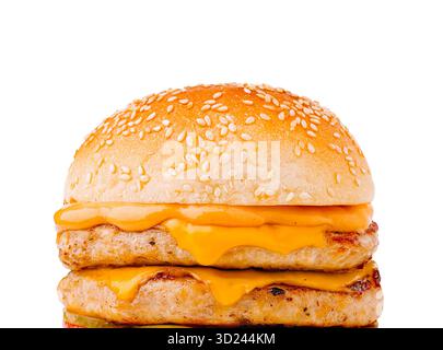 Ce plat comprend un double hamburger de poulet, empilé haut avec du fromage fondu et surmonté d'un pain grillé aux graines de sésame. La présentation met en évidence le d Banque D'Images