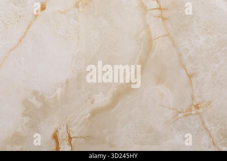 Élégante surface en marbre beige avec de délicates veines dorées et une finition polie mettant en valeur la beauté naturelle et la texture à l'intérieur de Banque D'Images