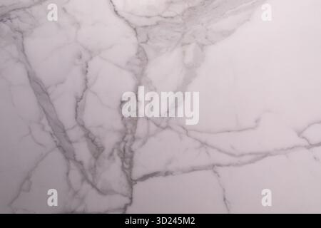 Élégante surface en marbre blanc avec des veines complexes adaptées aux projets de design et de décoration modernes Banque D'Images