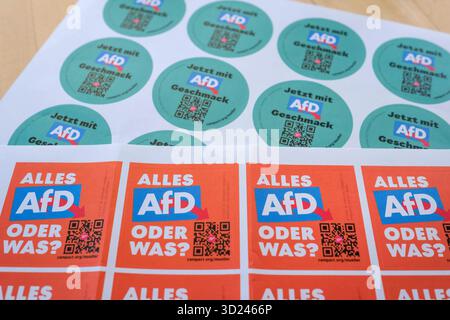 Aufkleber aus der Campact-Kampagne gegen die Parteispenden des Unternehmers Theo Müller Müllermilch, Weihenstephan, Sachsenmilch, Landliebe, Käserei Loose, Almhofan die AFD *** autocollants de la campagne Campact contre les dons du parti par l'entrepreneur Theo Müller Müllermilch, Weihenstephan, Sachsenmilch, Landliebe, Käserei Loose, Almhof à l'AFD. Nordrhein-Westfalen Deutschland, Allemagne GMS19843 Banque D'Images