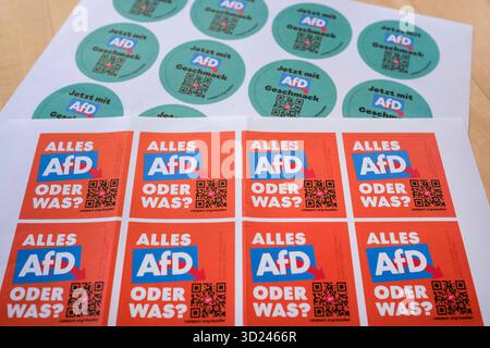 Aufkleber aus der Campact-Kampagne gegen die Parteispenden des Unternehmers Theo Müller Müllermilch, Weihenstephan, Sachsenmilch, Landliebe, Käserei Loose, Almhofan die AFD *** autocollants de la campagne Campact contre les dons du parti par l'entrepreneur Theo Müller Müllermilch, Weihenstephan, Sachsenmilch, Landliebe, Käserei Loose, Almhof à l'AFD. Nordrhein-Westfalen Deutschland, Allemagne GMS19844 Banque D'Images
