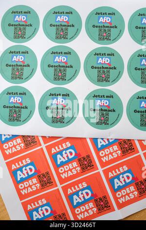 Aufkleber aus der Campact-Kampagne gegen die Parteispenden des Unternehmers Theo Müller Müllermilch, Weihenstephan, Sachsenmilch, Landliebe, Käserei Loose, Almhofan die AFD *** autocollants de la campagne Campact contre les dons du parti par l'entrepreneur Theo Müller Müllermilch, Weihenstephan, Sachsenmilch, Landliebe, Käserei Loose, Almhof à l'AFD. Nordrhein-Westfalen Deutschland, Allemagne GMS19846 Banque D'Images