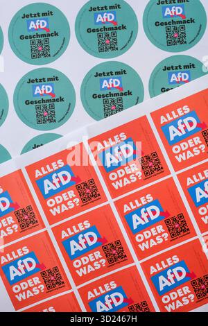 Aufkleber aus der Campact-Kampagne gegen die Parteispenden des Unternehmers Theo Müller Müllermilch, Weihenstephan, Sachsenmilch, Landliebe, Käserei Loose, Almhofan die AFD *** autocollants de la campagne Campact contre les dons du parti par l'entrepreneur Theo Müller Müllermilch, Weihenstephan, Sachsenmilch, Landliebe, Käserei Loose, Almhof à l'AFD. Nordrhein-Westfalen Deutschland, Allemagne GMS19845 Banque D'Images