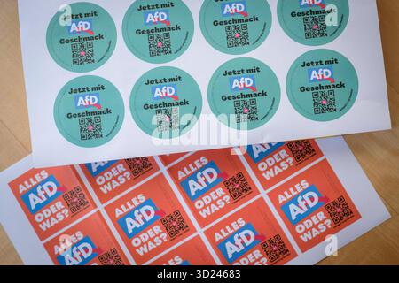 Aufkleber aus der Campact-Kampagne gegen die Parteispenden des Unternehmers Theo Müller Müllermilch, Weihenstephan, Sachsenmilch, Landliebe, Käserei Loose, Almhofan die AFD *** autocollants de la campagne Campact contre les dons du parti par l'entrepreneur Theo Müller Müllermilch, Weihenstephan, Sachsenmilch, Landliebe, Käserei Loose, Almhof à l'AFD. Nordrhein-Westfalen Deutschland, Allemagne GMS19842 Banque D'Images