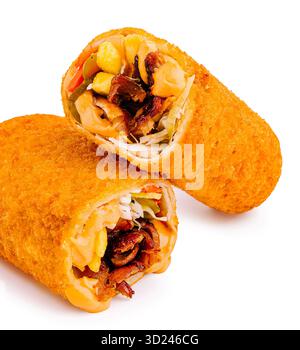 Deux petits pains croustillants sont exposés, présentant une délicieuse garniture de viande, de légumes et de fromage. Idéal pour une collation ou un repas, ces rouleaux sont dorés bro Banque D'Images