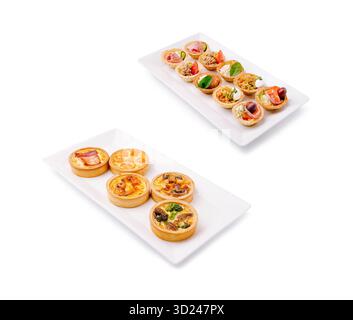 Variété de tartes salées servies sur des assiettes rectangulaires lors d'un buffet Banque D'Images