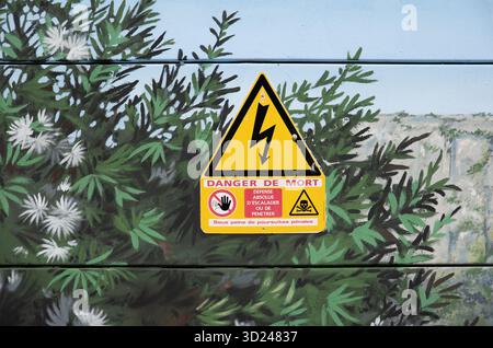 Panneau de danger, panneau d'avertissement, panneau de danger de mort ou de danger de mort sur le mur de sécurité ou la clôture de sécurité de la sous-station électrique France Banque D'Images