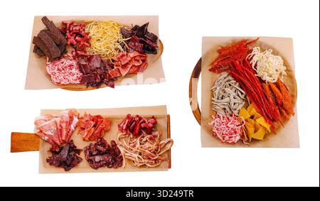 Assortiment de viandes et de délices séchés présentés sur des planches de bois Banque D'Images