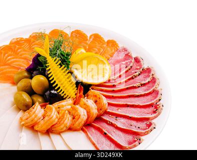 Plateau de fruits de mer gastronomique avec une variété de fruits de mer frais et garnitures Banque D'Images