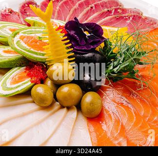 Plateau de sashimi avec assortiment de fruits de mer éclatants avec garnitures Banque D'Images