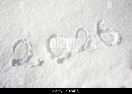 Gros plan de 2026 numéros écrits dans la neige, carte de voeux de vacances d'hiver du nouvel an, jeux olympiques d'hiver de 2026 Milan Cortina Italie Banque D'Images