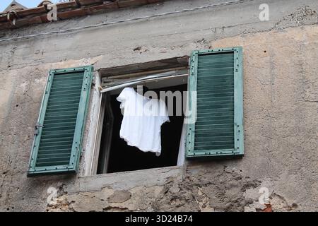 T-shirt sur une fenêtre Banque D'Images
