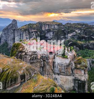 Vue aérienne des monastères perchés au sommet de formations rocheuses imposantes sous un ciel spectaculaire, un mélange d'ombre et de lumière, Météores, Kalabaka, Trikala, Gr Banque D'Images