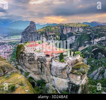 Vue aérienne des monastères perchés au sommet des formations rocheuses colossales, baignées par la lueur chaude du soleil couchant, Météores, Kalabaka, Trikala, Gree Banque D'Images