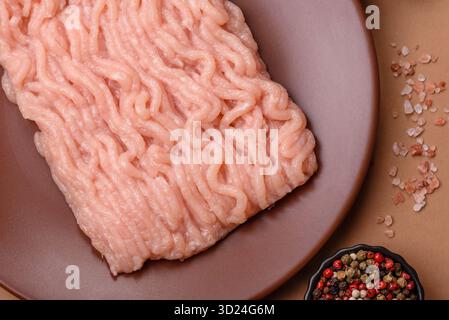 Poulet haché cru pour un hamburger ou comme ingrédient dans un plat de viande. Poulet haché cru Banque D'Images