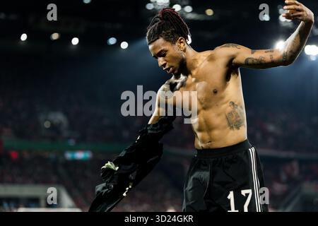 COLOGNE, ALLEMAGNE - OCTOBRE 29 : Michael Olise (FC Bayern Muenchen, 17 ans) enlève son maillot et son maillot de corps lors du match DFB Pokal entre 1. FC Koeln vs FC Bayern Muenchen au RheinEnergieStadion le jour 2 de DFB Pokal le 28 octobre 2025 à Cologne, Allemagne. LA RÉGLEMENTATION DFB INTERDIT TOUTE UTILISATION DE PHOTOGRAPHIES COMME SÉQUENCES D'IMAGES ET/OU QUASI-VIDÉO. Banque D'Images