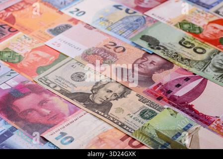 Papier monnaie, billets de banque de différents pays comme fond d'entreprise. Papier-monnaie et espèces Banque D'Images
