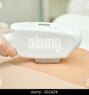 Femme subissant un contour corporel non invasif avec la technologie laser moderne Banque D'Images