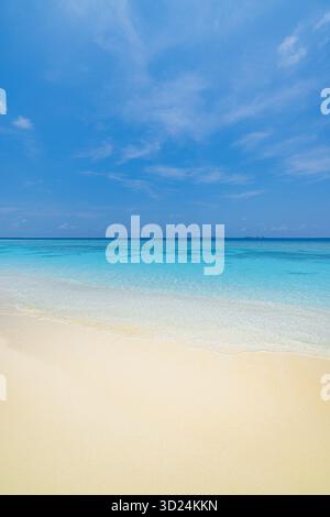 Paysage de plage ensoleillé avec l'eau de l'océan calme sable blanc ciel bleu clair relaxant paysage d'île tropicale destination de voyage populaire nature fond Banque D'Images
