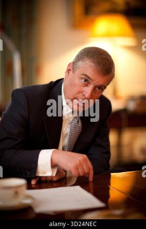 Le prince Andrew (Andrew Albert Christian Edward ; né le 19 février 1960) est un membre de la famille royale britannique. Il est le troisième enfant et le deuxième fils de la reine Elizabeth II et du prince Philip, duc d'Édimbourg, et un frère cadet du roi Charles III à la naissance Andrew était le deuxième dans la lignée de succession au trône britannique Banque D'Images