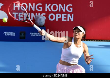 Hong Kong, Chine. 30 octobre 2025. Wang Yafan fait son retour lors de la manche en simple féminine du 16e match entre Wang Yafan, de Chine, et Belinda Bencic, de Suisse, au tournoi de tennis WTA Hong Kong Open à Hong Kong, Chine, 30 octobre 2025. Crédit : LO Ping FAI/Xinhua/Alamy Live News Banque D'Images