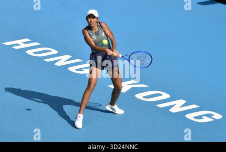 Hong Kong, Chine. 30 octobre 2025. Zhang Shuai fait son retour lors de la ronde de simple féminine du 16e match entre Zhang Shuai, de Chine, et Anna Kalinskaya, de Russie, au tournoi de tennis WTA Hong Kong Open à Hong Kong, Chine, 30 octobre 2025. Crédit : LO Ping FAI/Xinhua/Alamy Live News Banque D'Images