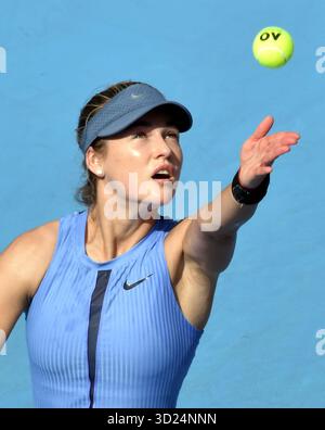 Hong Kong, Chine. 30 octobre 2025. Anna Kalinskaya sert lors de la ronde de simple féminine du 16e match entre Zhang Shuai, de Chine, et Anna Kalinskaya, de Russie, au tournoi de tennis WTA Hong Kong Open à Hong Kong, Chine, 30 octobre 2025. Crédit : LO Ping FAI/Xinhua/Alamy Live News Banque D'Images
