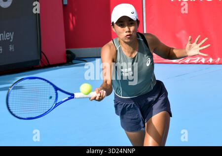 Hong Kong, Chine. 30 octobre 2025. Zhang Shuai fait son retour lors de la ronde de simple féminine du 16e match entre Zhang Shuai, de Chine, et Anna Kalinskaya, de Russie, au tournoi de tennis WTA Hong Kong Open à Hong Kong, Chine, 30 octobre 2025. Crédit : LO Ping FAI/Xinhua/Alamy Live News Banque D'Images