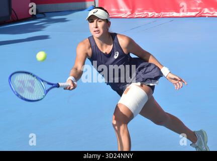Hong Kong, Chine. 30 octobre 2025. Belinda Bencic fait son retour lors de la manche en simple féminine du 16e match entre Wang Yafan, de Chine, et Belinda Bencic, de Suisse, au tournoi de tennis WTA Hong Kong Open à Hong Kong, Chine, 30 octobre 2025. Crédit : LO Ping FAI/Xinhua/Alamy Live News Banque D'Images