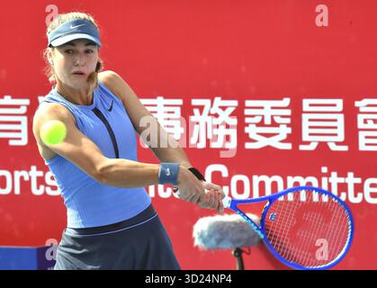 Hong Kong, Chine. 30 octobre 2025. Anna Kalinskaya fait son retour lors de la manche en simple féminine du 16e match entre Zhang Shuai, de Chine, et Anna Kalinskaya, de Russie, au tournoi de tennis WTA Hong Kong Open à Hong Kong, Chine, 30 octobre 2025. Crédit : LO Ping FAI/Xinhua/Alamy Live News Banque D'Images