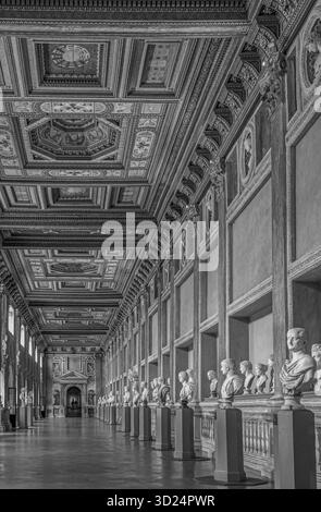 Palais ducal : Renaissance précoce et intérieur baroque avec bustes romains 1 (vue partielle ; une version couleur panoramique / vue en perspective est disponible) Banque D'Images