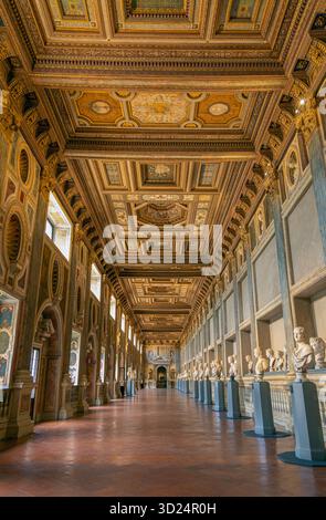 Palais ducal : début Renaissance et intérieur baroque avec bustes romains 2 (vue complète). Banque D'Images